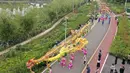 Foto dari udara menunjukkan para penari naga ambil bagian dalam pawai di Distrik Tongliang di Chongqing, China (19/9/2020). Pertunjukan tari naga dan kegiatan rakyat lainnya digelar untuk merayakan festival panen petani China yang jatuh pada Equinox Musim Gugur setiap tahunnya. (Xinhua/Liu Chan)