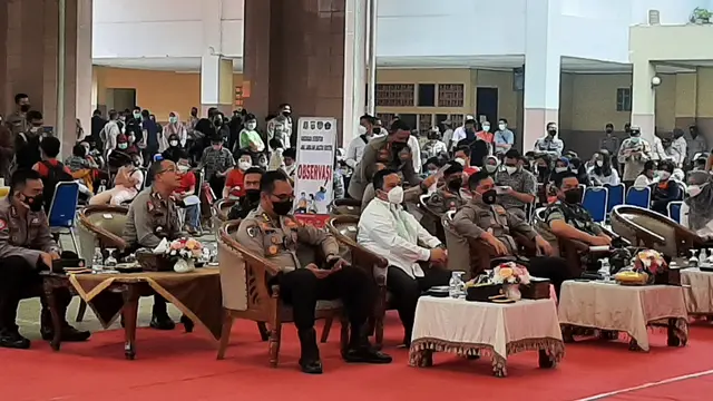 Presiden Joko Widodo (Jokowi) meminta kepada para pimpinan daerah seperti wali kota, bupati, gubernur ataupun kapolda untuk mempercepat capaian vaksinasi Covid-19 dosis 2 dan dosis 3 atau booster.
