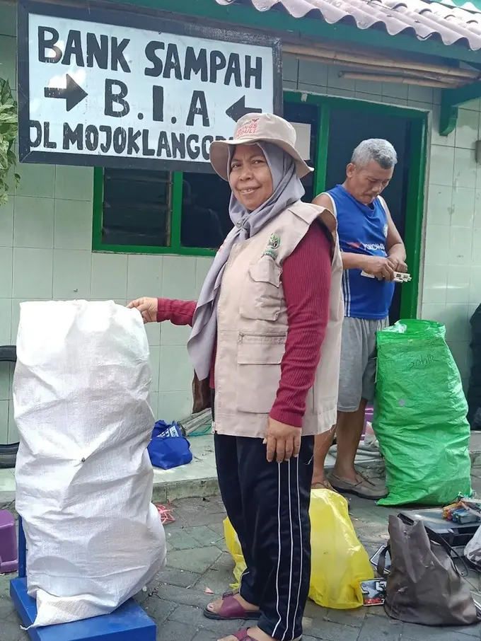 Mengintip Sosok Inspiratif Perempuan Pelestari dari Surabaya, Ibu Sriatun Lanjutkan Komitmen Aksi Relawan untuk Sampah