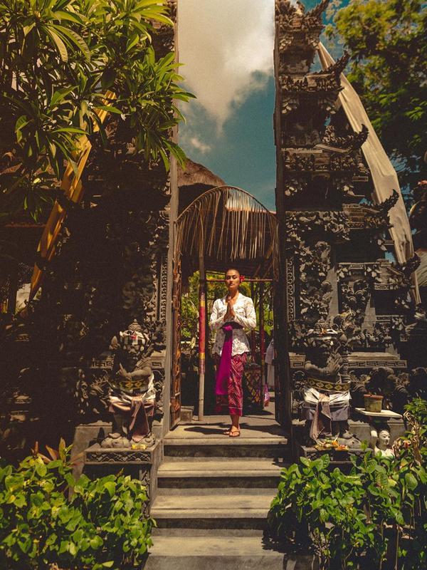 Potret Agnez Mo Pakai Kebaya Tradisional Bali (sumber: instagram/agnezmo)