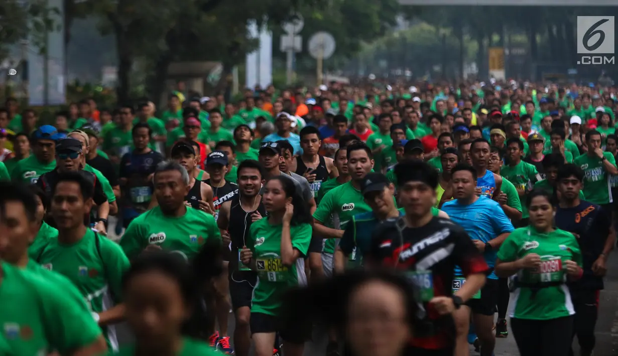 Sejumlah peserta mengikuti Lomba lari MILO Jakarta International 10K 2017 di Jakarta, Minggu (23/7). MILO Jakarta International 10K 2017 melombakan tiga kategori yakni 10K, 5K dan Family Run 1,7K. (Liputan6.com/Faizal Fanani)