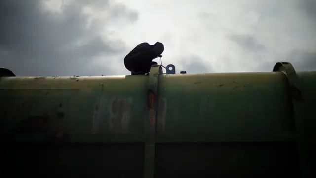 Potret Pekerja Pemotongan Kapal Tua di Cilincing
