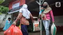 Warga yang memiliki kartu ATM Keluarga Sejahtera sedang mengambil bantuan pangan non tunai dari Kemensos di Kelurahan Buaran, Tangerang Selatan, Banten, Jumat (16/10/2020). Bantuan pangan non tunai tersebut berupa Beras, Telor, Ayam, Tempe Tahu, Pisang, Kangkung dan sabun. (merdeka.com/Dwi Narwoko)