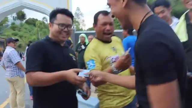 Bagikan Uang Pada Media di Depan Istana Negara, YouTuber Ini Diamankan Polisi