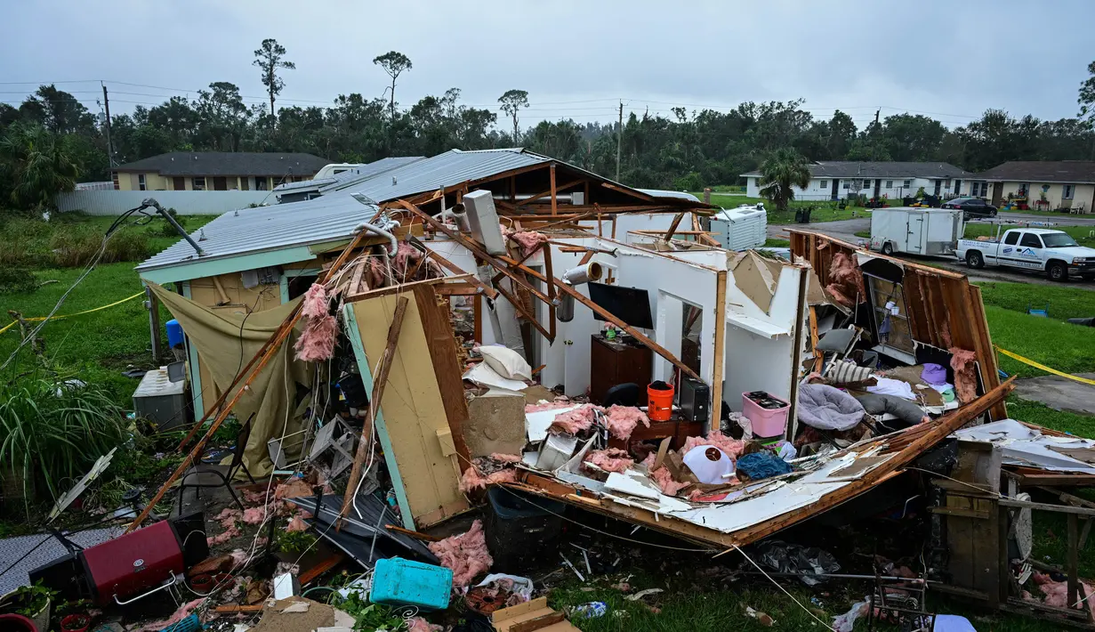 Sebuah rumah hancur total terlihat di Lakewood Park, Florida, pada tanggal 10 Oktober 2024. (GIORGIO VIERA/AFP)