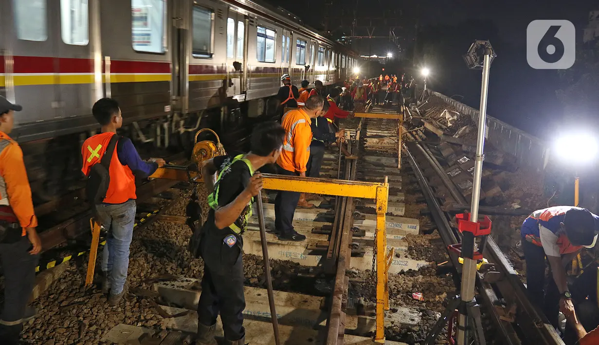 Sejumlah petugas merevitalisasi wesel rel di Stasiun KA Gambir, Jakarta, Kamis (14/2/2020) malam. PT KCI dan PT KAI Daop 1 Jakarta mengganti wesel rel di Stasiun Gambir dan Stasiun Jakarta Kota secara paralel yang akan berlangsung pada 13-23 Februari 2020. (Liputan6.com/Herman Zakharia)