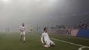 Bintang Real Madrid, Cristiano Ronaldo merayakan gol yang dicetaknya ke gawang PSG pada laga Liga Champions di Stadion Parc des Princes, Paris, Selasa (6/3/2018). PSG kalah agregat 2-5 dari Madrid. (AFP/Geoffroy Van Der Hasselt)