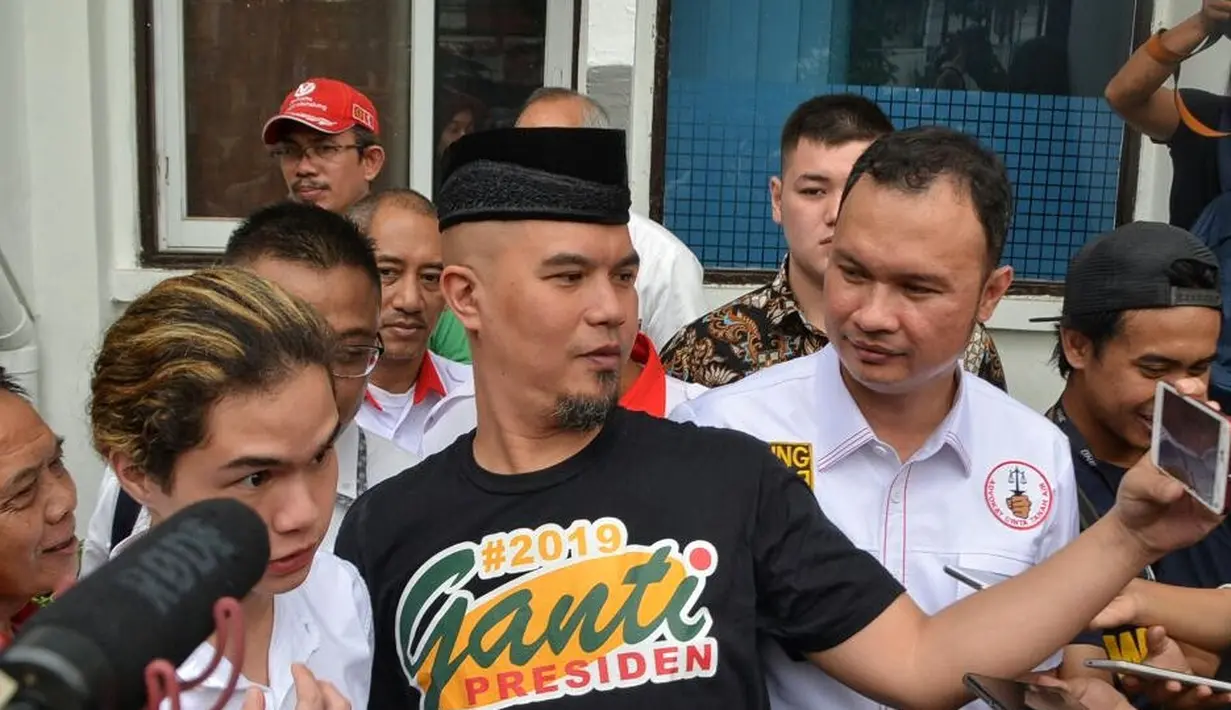 Masih menurut Dadyng, Ahmad Dhani didakwa dengan pasal 45 Ayat 2 juncto pasal 28 ayat 2 Undang-Undang ITE dengan ancaman pidana maksimal 6 tahun penjara.  (Adrian Putra/Bintang.com)