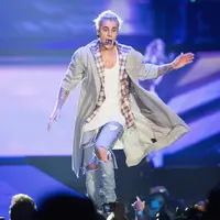 Justin Bieber solois muda yang penuh dengan kontroversial. Kali ini, dirinya bukan mengunggah foto mesra dengan wanita atau tentang penampilan rambut barunya. Bieber tuai kritikan dari Netizen ketika dirinya foto bersama Harimau. (AFP/Bintang.com)