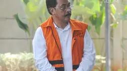 Gubernur Kepulauan Riau nonaktif Nurdin Basirun tiba untuk menjalani pemeriksaan di Gedung KPK, Jakarta, Selasa (13/8/2019). Nurdin Basirun diperiksa sebagai saksi untuk tersangka pengusaha Abu Bakar terkait suap izin lokasi rencana reklamasi di wilayah Kepulauan Riau. (merdeka.com/Dwi Narwoko)