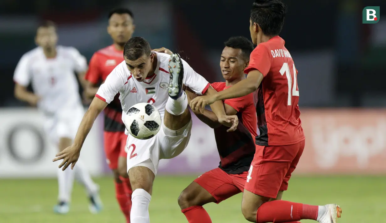 Pemain Indonesia, Irfan Jaya, berebut bola dengan pemain Palestina, Ahmed Qatmish, pada laga Asian Games di Stadion Patriot, Bekasi, Jawa Barat, Rabu (15/8/2018). (Bola.com/Peksi Cahyo)