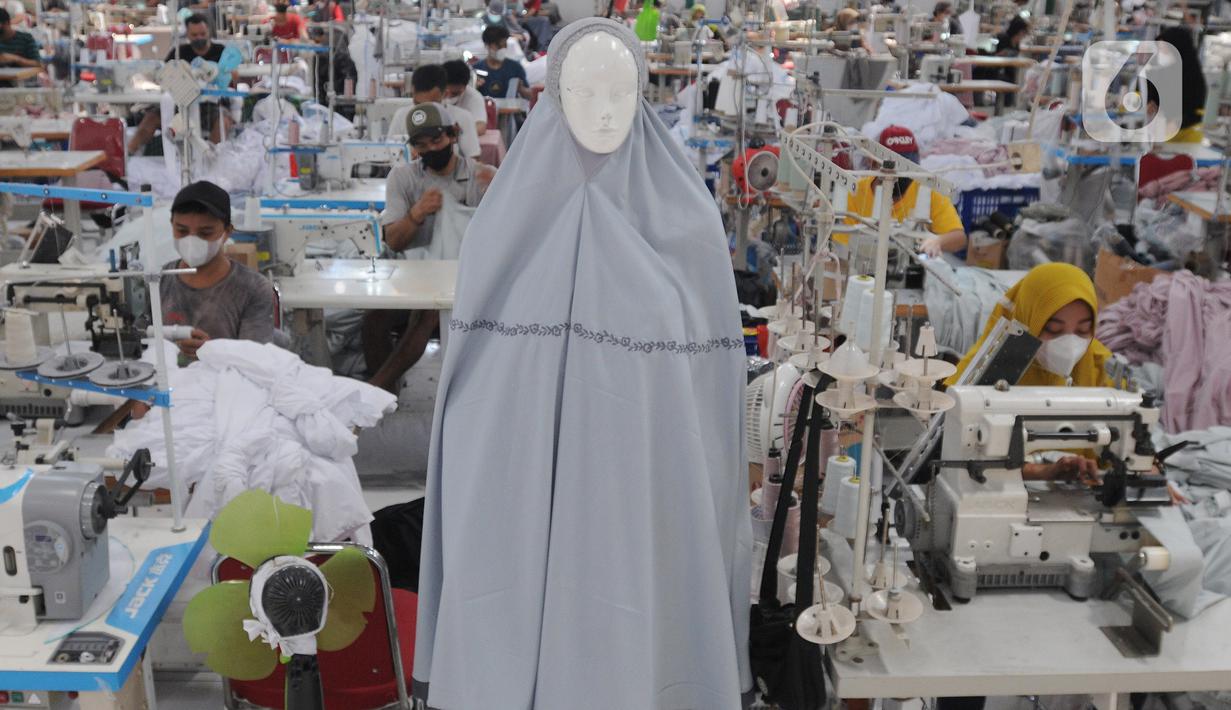 <p>Pekerja menyelesaikan pembuatan mukena pada pabrik busana muslim Siti Khadijah di Limo, Depok, Jawa Barat, Senin (25/04/2022). Jelang Idul Fitri 1443 Hijriah permintaan busana mukena yang dijual dengan harga Rp 300 ribu hingga Rp 3 juta meningkat hingga 200 persen. (merdeka.com/Arie Basuki)</p>