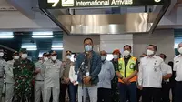 Direktur Utama Sriwijaya Air Jeff Jawena saat memberikan keterangan pers di Posko Crisis Center Sriwijaya SJ-182, Bandara Soekarno-Hatta, Cengkareng, Tangerang, Banten, Sabtu (9/1/2021) malam. (Liputan6.com/Pramita Tristiawati)