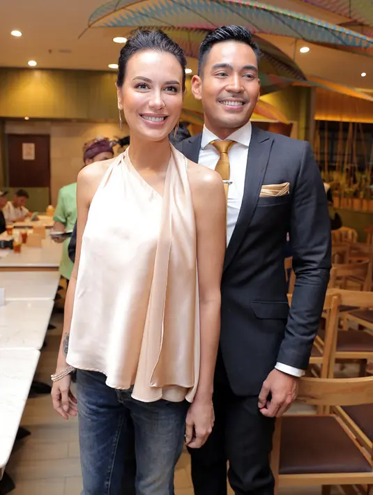 Baik Sophia dan Robby santai melangkah. Tidak ada lagi kabar terkait hubungannya dengan Ariel. Sementara Robby mengaku memang mendampingi Sophia. (Deki Prayoga/Bintang.com)