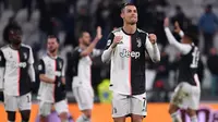 Striker Juventus, Cristiano Ronaldo, merayakan kemenangan atas Parma pada laga Serie A di Stadion Juventus, Turin, Minggu (19/1). Juventus menang 2-1 atas Parma. (AFP/Marco Bertorello)