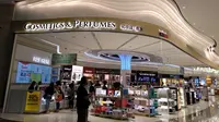 Simak asyiknya berbelanja di toko kosmetik Bandara Changi. (Syifa Ismalia/Bintang.com)