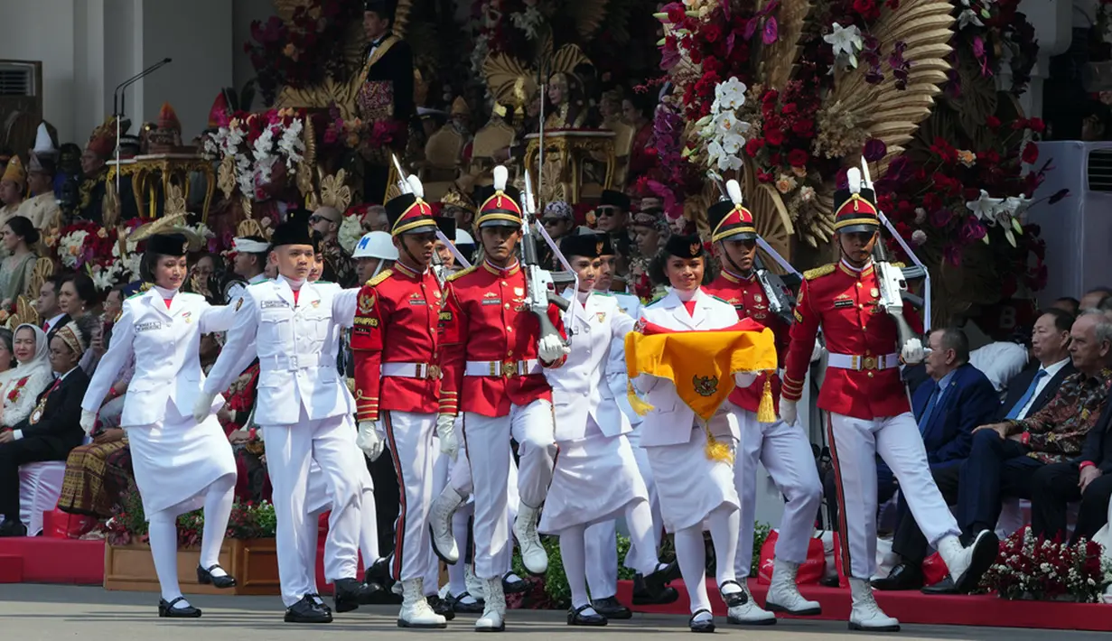 Lilly Indriani Supratman Wenda menjadi pembawa baki nasional 2023. Dia merupakan perwakilan dari Provinsi Papua Pegunungan. (AP Photo/Achmad Ibrahim)