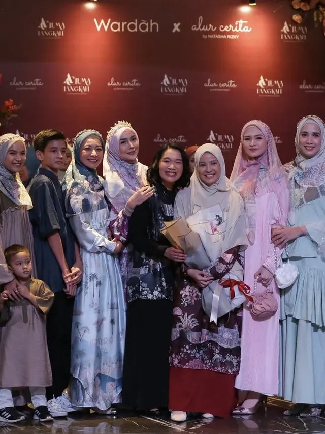 Hesti Purwadinata berkerudung bisa jadi inspirasi busana Lebaran, credit: Instagram (@hestipurwadinata)