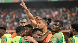 Para pemain Pantai Gading merayakan gol yang dicetak oleh Sebastien Haller ke gawang Kongo pada laga semifinal Piala Afrika di Alassane Ouattara Olympic Stadium, Kamis (7/2/2024). Di partai final, Pantai Gading akan berhadapan dengan Nigeria. (AFP/Sia Kambou)