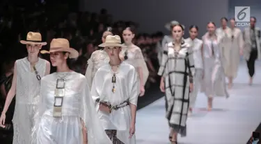 Model memeragakan busana rancangan Novita Yunus dalam Jakarta Fashion Week 2019 di Senayan City, Jakarta, Rabu (24/10). Novita mengusung tema Pesona Sisterhood. (Liputan6.com/Faizal Fanani)