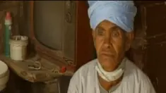 Perempuan paruh baya di Mesir ini rela berpakaian seperti lelaki selama lebih dari 43 tahun hanya untuk memenuhi kebutuhan anaknya.