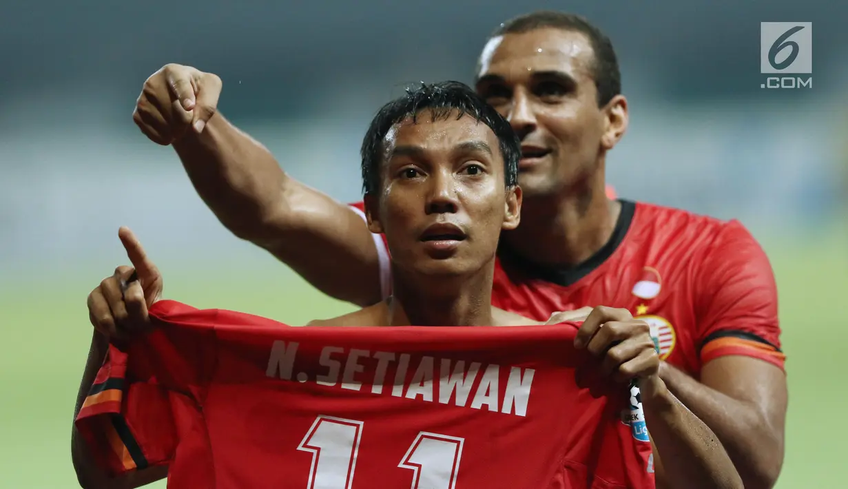 Gelandang Persija, Novri Setiawan menunjukkan kausnya saat merayakan gol ke gawang Perserui dilanjutan Liga 1 Indonesia di Stadion Patriot Candrabhaga, Bekasi, Selasa (13/6). Persija menang telak 3-0 atas perserui. (Liputan6.com/Helmi Fithriansyah)