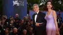 Pasangan selebritis, George Clooney dan Amal Clooney meramaikan karpet merah Venice Film Festival ke-74 di Italia, 2 September 2017. Amal datang untuk mendukung sang suami yang meluncurkan film terbarunya, 'Suburbicon'. (Filippo MONTEFORTE/AFP)