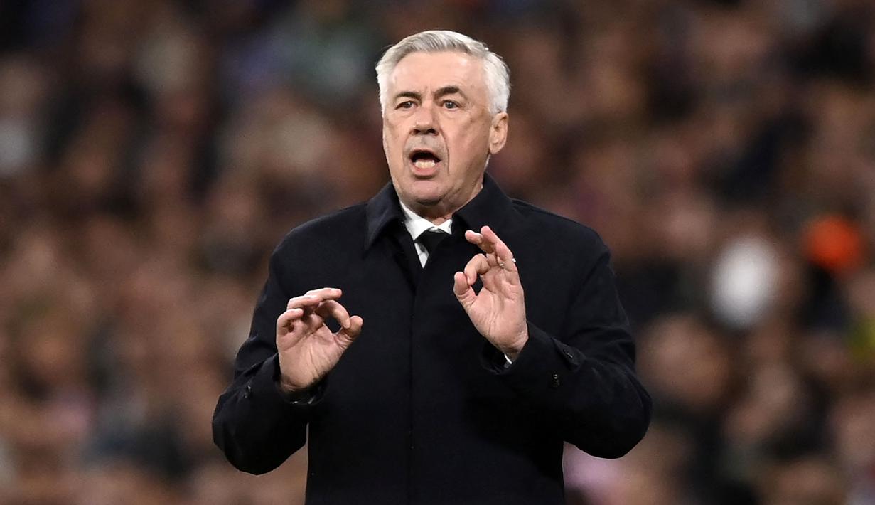 Pelatih Real Madrid, Carlo Ancelotti memberi instruksi saat pertandingan leg pertama semifinal Copa del Rey antara Real Madrid dan Barcelona di Santiago Bernabeu, Madrid pada 2 Maret 2023. Sepanjang kariernya, Ancelotti telah menghabiskan 1,44 miliar euro. Gareth Bale menjadi pembelian termahalnya setelah ditebus seharga 101 juta euro dari Tottenham. Meski begitu, pelatih asal Italia tersebut selalu berhasil mempersembahkan banyak trofi. (AFP/Oscar Del Pozo)