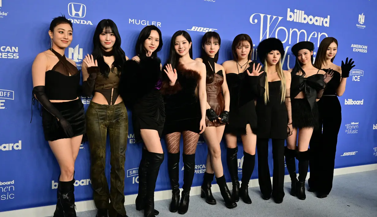 Personel TWICE, Jihyo, Momo, Mina, Chaeyoung, Dahyun, Nayeon, Sana, Tzuyu dan Jeongyeon berpose dengan Sabrina Carpenter (kelima kanan) saat menghadiri Billboard Women In Music di YouTube Theater di Inglewood, California pada 1 Maret 2023. Di kesempatan yang luar biasa itu, para anggota membagikan pemikiran dan komentar mereka tentang Billboard Women in Music. (Monica Schipper/Getty Images/AFP)