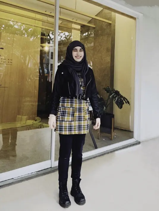 Lalu kali ini ia tampil dengan mini dres kotak-kotak kuning yang dipadukan celana dan jaket hitamnnya. Semakin bergaya dengan kerudung dan bootsnya. Credit: Instagram @osnapitzcha