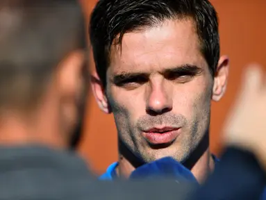 Fernando Gago berbicara kepada pers saat sesi latihan di markas Federasi Sepak Bola Spanyol (RFEF) di Las Rozas, Madrid pada 6 Desember 2018. Mantan pemain Real Madrid dan Boca Juniors, Fernando Gago, mengakhiri karier bermainnya setelah mengalami serangkaian cedera yang serius. (GABRIEL BOUYS/AFP)