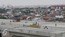 Penampakan pembangunan Proyek Jalan layang Non Tol Akses Pelabuhan Tanjung Priok-Simpang Jampea, Jakarta Utara, Selasa (28/7/2015). Kementerian PU menargetkan pembangunan jalan layang Non Tol selesai akhir tahun 2015. (Liputan6.com/JohanTallo)