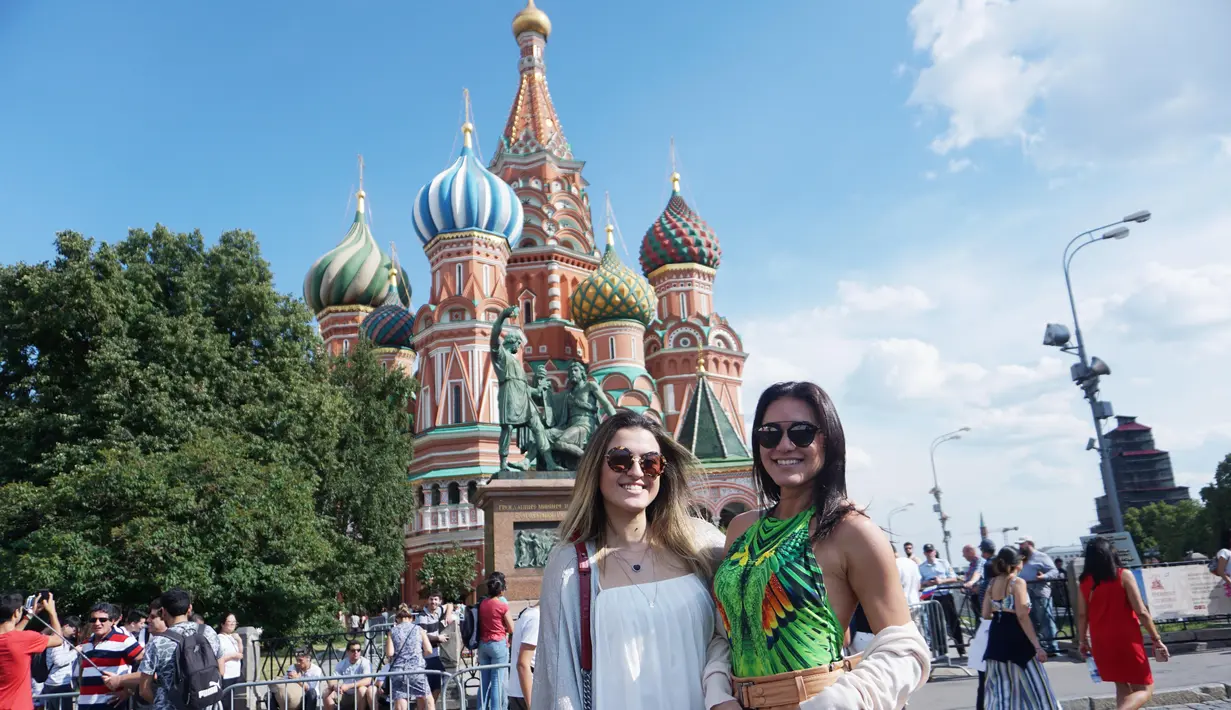 Dua wanita cantik asal Brasil, Amanda dan Patricia berpose di depan Saint Basil's Cathedral, Moskow, Rusia. (Bola.com/Okie Prabhowo)