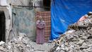 Fadwa Ahmad Taleb, 54 tahun, berpose di depan rumahnya yang hancur di Jabalia, Jalur Gaza utara, pada 9 Februari 2025. (Bashar TALEB/AFP)