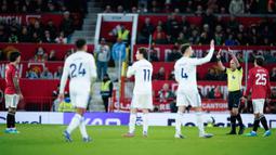Pemain Manchester United, Lisandro Martinez, mendapat kartu merah saat melawan Leeds United pada pekan ke-32 Premier League 2025/2026 di Stadion Old Trafford, Selasa (14/4/2026). (AP Photo/Dave Thompson)