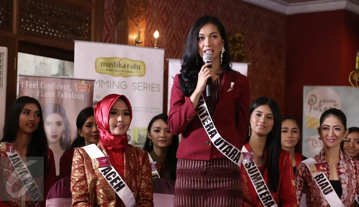 Finalis dari Sumatera Utara, Putri Mentari memperkenalkan diri saat jumpa pers pemilihan Puteri Indonesia 2017 di Aula Sanono Wiwoho Mangunsarkoro, Menteng, Jakarta, Selasa (21/3). (Liputan6.com/Herman Zakharia)