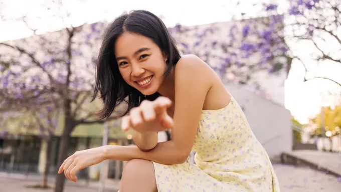 tertawa santai cantik