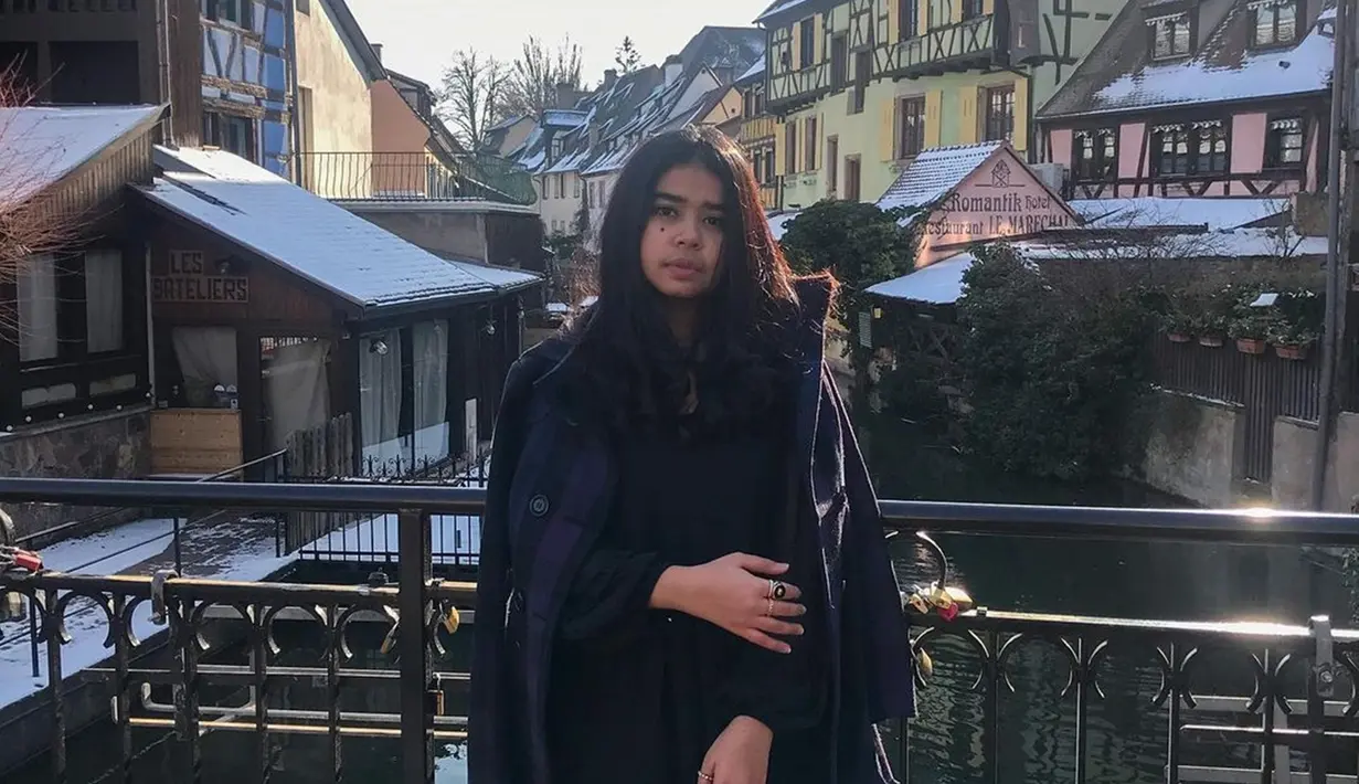 JP Millenix sekarang ini berusia 22 tahun. Ia memilih berkuliah di Prancis tepatnya mengambil jurusan hukum di Universitas Ultirekomar Prancis. Potretnya saat berada di Prancis pun berhasil mencuri perhatian. (Liputan6.com/IG/@jpmillenix_)