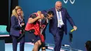 Lifter Indonesia, Eko Yuli Irawan dipapah keluar arena oleh ofisial setelah gagal melakukan angkatan clean and jerk pada cabang olahraga angkat besi 61 kg putra Olimpiade 2024 di South Paris Arena, Paris, Prancis, Rabu (07/08/2024). (Dok. NOC Indonesia/Naif Muhammad Al'as)