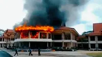 Kebakaran kantor DPRD Indragiri Hulu pada Selasa siang, 17 Januari 2023. (Liputan6.com/Istimewa)