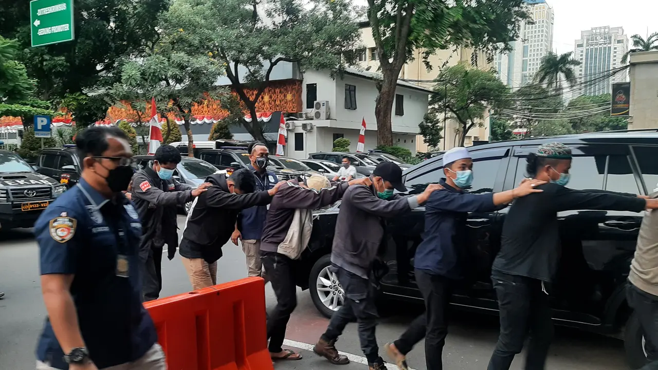 Sebanyak 11 simpatisan Rizieq Shihab digelandang ke Polda Metro Jaya, Senin (30/8/2021).