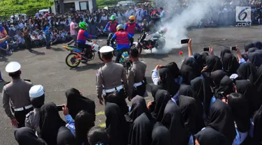 Tim freestyle memeriahkan Millenial Road Safety Festival (MRSF) 2019 di Halaman SMK 1 Bawen, Semarang, Jumat (1/2). Kegiatan ini bentuk kepedulian kepolisian pada kaum millennial yang berusia 17-35 tahun dalam tertib berlalu lintas. (Liputan6.com/Gholib)