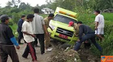 warga Garut berupaya mengevakuasi mobil dinas kesehatan hewan yang terperosok kepersawahan (Pengirim: Trian Mahawan)