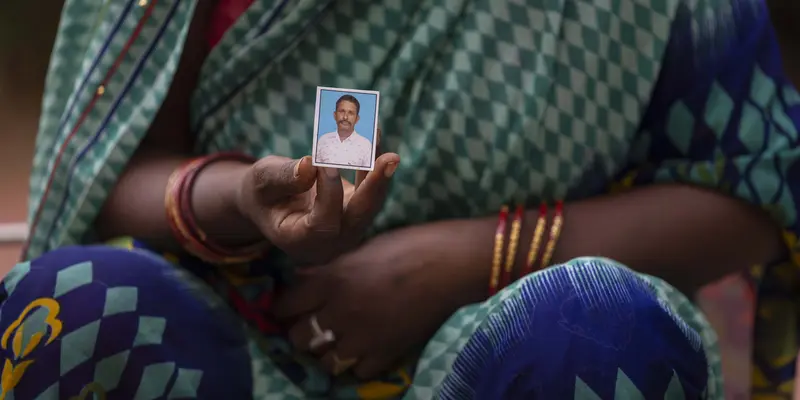Keluarga Korban Kecelakaan Kereta Maut India Tunggu Identifikasi Jenazah