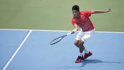 Ganda putra Indonesia, David Susanto / Anthony Susanto, saat melawan ganda putra Selandia Baru, Michael Venus / Marcus Daniell pada laga Piala Davis 2019 Grup II Zona Asia/Oceania di Stadion Tenis GBK, Jakarta, Sabtu (14/9). David / Anthony kalah 0-6 dan 2-6. (Bola.com/Vitalis Yogi Trisna)