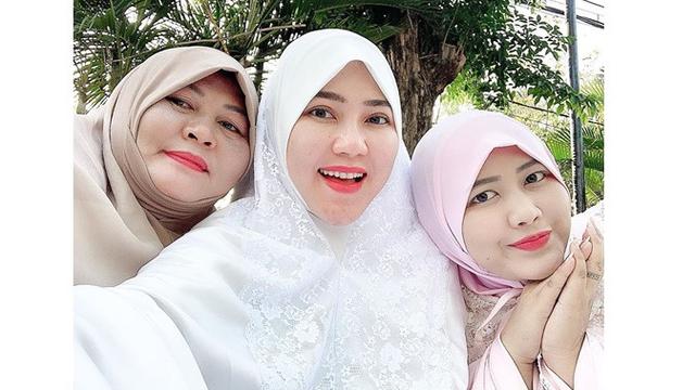 Baru Selesai Umrah, Ini 7 Gaya Via Vallen dalam Balutan Hijab