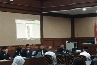 Jaksa KPK menampilkan sejumlah barang bukti berupa foto uang tunai dalam sidang perkara dugaan korupsi kuota haji tambahan periode 2023-2024, Selasa (29/9/2026). (Liputan6.com/Dimas Ramadhan Wicaksana)