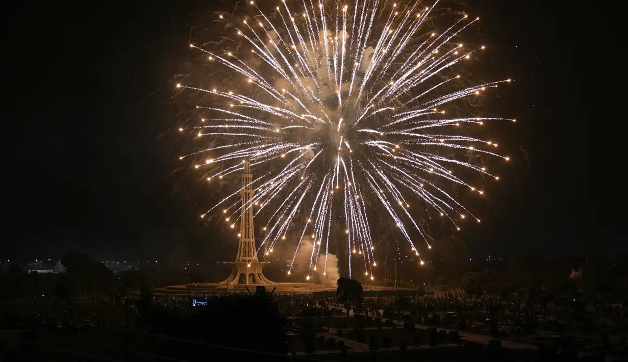 Pakistan merayakan hari kemerdekaan layaknya pergantian tahun baru. (AP Photo/K.M. Chaudary)