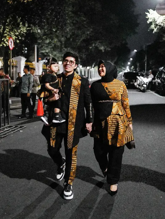 Tidak harus model baju yang sama, bisa pilih motif batik yang serasi seperti keluarga Atta-Aurel dengan batik sekar jagat Yogyakarta dari GodSlave x @lindamariani_official berikut ini. [@attahalilintar]