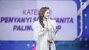 Rossa memberi sambutan saat menerima penghargaan kategori Penyanyi Solo Wanita Paling Ngetop dalam acara SCTV Music Awards 2018 di Studio 6 Emtek, Jakarta, Jumat (27/4). (Liputan6.com/Faizal Fanani)